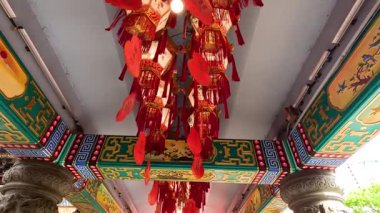 Tapınaktaki renkli fenerler ve sütunlar