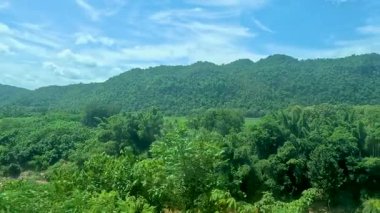 Kanchanaburi, Tayland 'da yemyeşil ve dağlar