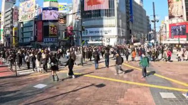 Yayalar işlek bir şehir kavşağından geçiyor