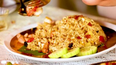 Lezzetli karides pilavı servis ediliyor.