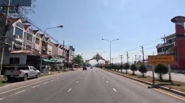 Sakin bir caddede bir aracın ilerlemesi