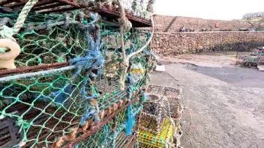 Fife limanında balıkçı ağları ve tekneler