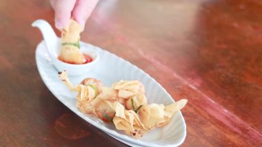 Yumurta rulosunu tabakta sosa bandırıyorum.