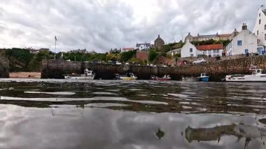 Tekneleri ve iskelesi olan büyüleyici bir sahil köyü.