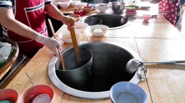 Yemek tezgahında erişte pişirip servis etmek.