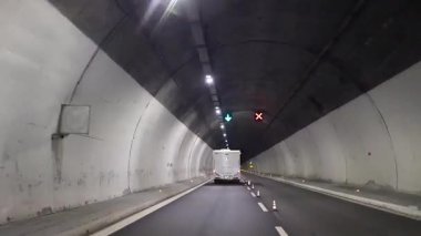 Araç İtalya, Piedmont 'ta bir tünelden geçiyor.