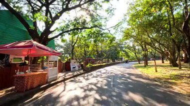 Bereketli yeşilliği olan huzurlu hayvanat bahçesi yolu.