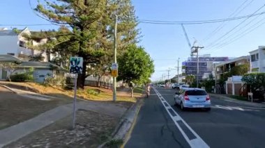 Yoğun bir caddede değişiklikleri gösteren bir dizi