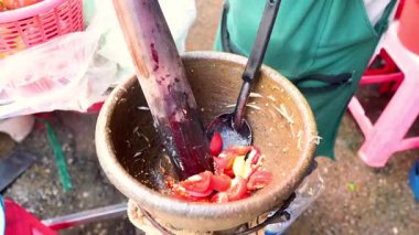 Havan ve tokmakla papaya salatası yapıyorum..