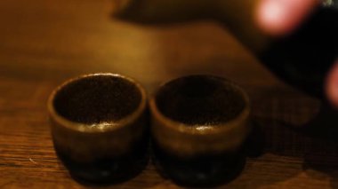 Sake iki fincana dökülüyor.