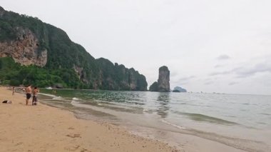 İnsanlar Krabi, Tayland 'da sahilde eğleniyor.
