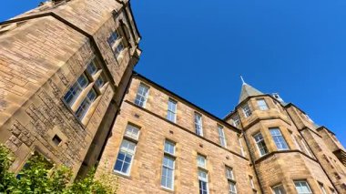 Açık mavi gökyüzüne karşı taş mimari