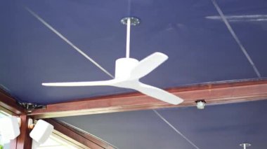 Bir tavan vantilatörü yavaş yavaş durur.