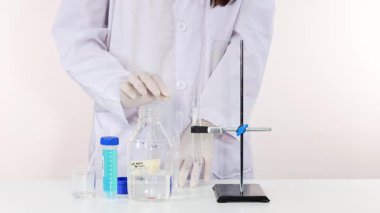 Bilim adamı laboratuvar ortamında NaOH reaksiyonu uyguluyor