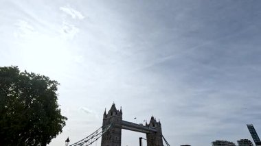 Turistler Tower Bridge 'de güneşli bir günün tadını çıkarıyorlar.