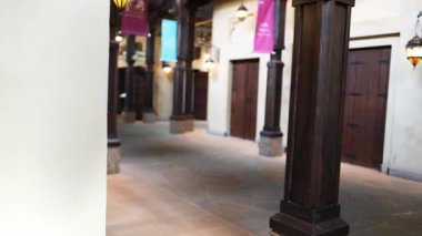 Geleneksel Dubai pazarında bir yürüyüş