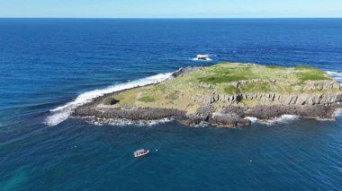 İnsansız hava aracı manzaralı ada ve okyanus manzaralarını yakalıyor