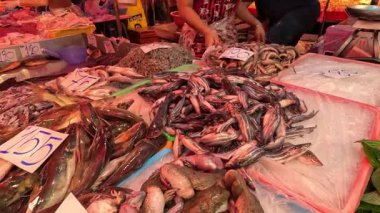 İşlek bir pazarda satıcı balık organize ediyor.