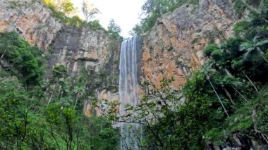 Uzun şelale kayalıklardan aşağı dökülüyor.