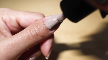 Tırnak cilasını dikkatlice sürüyorum.