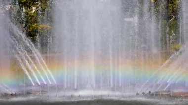 Çeşme spreyinde renkli gökkuşağı formları