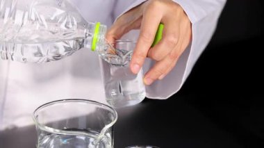 Bilim adamı kuru buz ve su ile deney yapıyor.