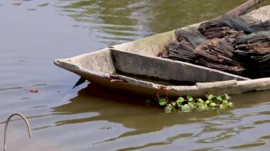 Kanalda yüzen eski bir tekne