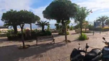 İnsanlar deniz kenarında geziniyor.