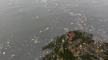 Su üzerindeki enkazın kademeli hareketi