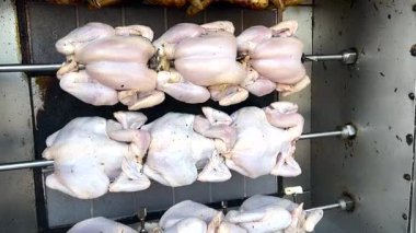 Nakhon Nayok 'da ızgarada dönen tavuklar.