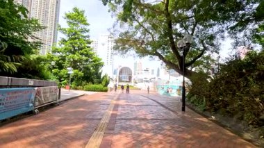 Güneşli halk parkında yürüyüş yolu