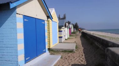 Melbourne 'da kumlu bir patika boyunca kutular.