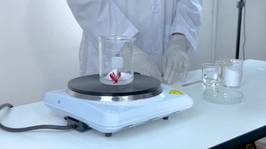 Bilim adamları sodyum asetat kristalizasyon sürecini gösteriyor