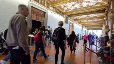 Uffizi Galerisi 'nin içini keşfeden insanlar