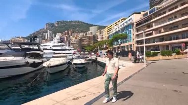 Lüks yatlarla gezen insanlar.