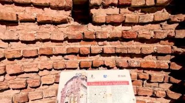 Tarihi tuğla yapının ayrıntılı görünümü