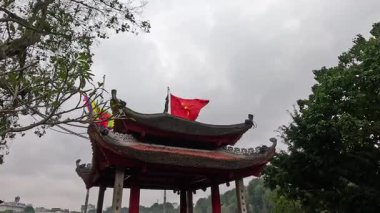 Hanoi 'de Vietnam bayrağı dalgalanan Pavilion.