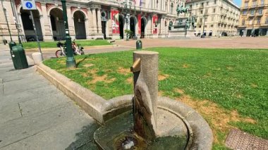 İnsanlar Torino 'da güneşli bir günün tadını çıkarıyor.