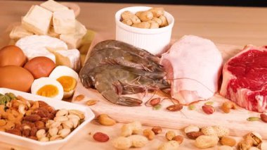 Etler, deniz ürünleri, fındık ve yumurta çeşitleri.