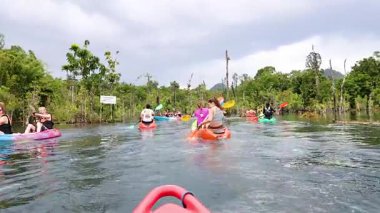 Grup Krabi sularında kayak yapıyor.