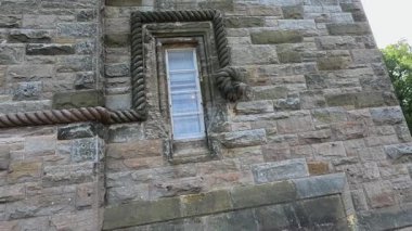 Karmaşık mimari detayları olan taş kule.