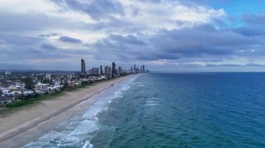 Kıyı şeridi ve şehrin gökyüzü manzarası