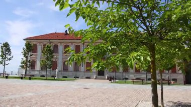 Tarihi bir binanın manzarası.