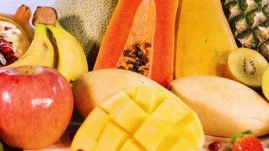 Çeşitli taze meyvelerin canlı gösterisi.