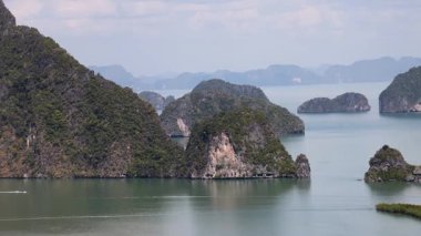 Hava görüntüleri, Phang Nga Körfezi 'nin berrak gökyüzünün altındaki kireçtaşı adalarının sakin güzelliğini yakalıyor, yemyeşil ve sakin suları sergiliyor.
