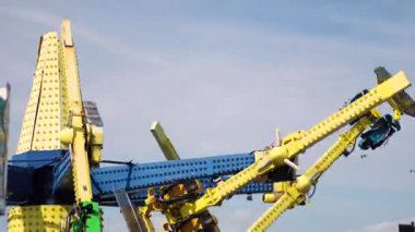 İnsanlar lunapark gezintisinin keyfini çıkarıyorlar.