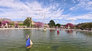 Oyuncak yelkenliler Paris bahçe çeşmesinde yüzüyor