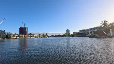 Altın Sahil kanallarında manzaralı tekne gezisi