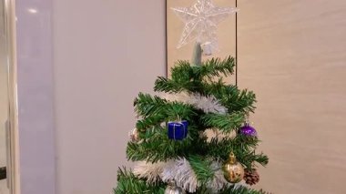 Renkli süslemeleri olan neşeli bir Noel ağacı.