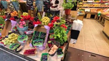 Paris pazarında renkli meyve ve sebzeler